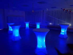 Stehtische mit Hussen und LED Beleuchtung in blau