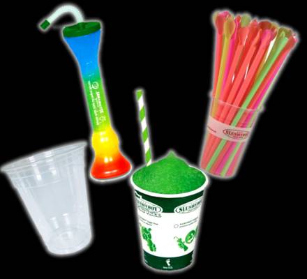Löffelhalme, Becher und Zubehör zur Slusheismaschine.