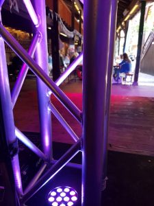Beleuchtete Traverse mit Floorspots zum Mieten