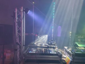DJ Set mit professioneller Lichttechnik