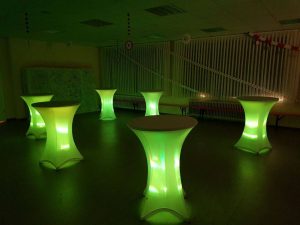 LED Beleuchtung von Stehtischen in grün.