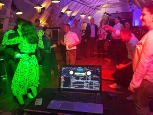 DJ-fuer-Firmenfeier-buchen.jpg