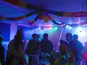 Faschingsfeier mit LED Partybeleuchtung und Lichteffekten.