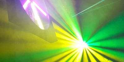 Professionelle Lichttechnik auf einer Bühne im Einsatz.