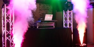 Nebelmaschinen und CO2 Effekte im Einsatz auf einer Party